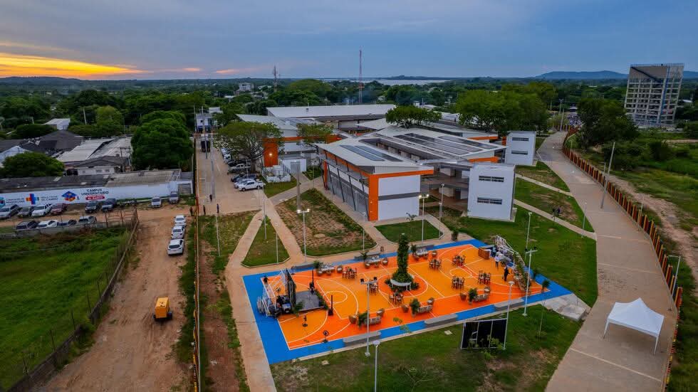 UniCaribe_'s tweet photo. 🟪🟨🟩📢 Unicaribe llevará Educación Superior a los modernos campus de El Banco y Plato en alianza con la @MagdalenaGober

📌 En un hito que pone fin a décadas de exclusión educativa, la Institución Universitaria del Caribe (Unicaribe) anunció el inicio formal de sus actividades académicas en los nuevos campus universitarios de El Banco y Plato. Este hecho se oficializó en reunión sostenida en la Sede Principal de la Alma Máter, en la que participaron el rector @LeonardoPerSu; la asesora para la agencia de Educación Superior del departamento del Magdalena, @padillaingris; la secretaria general de Unicaribe, Johana Escobar García; y el coordinador de Bienestar Institucional de El Banco y Plato, Cristian Varela Padilla.

✅️ La llegada de Unicaribe a estas subregiones aprovecha la infraestructura de estos campus. En El Banco, la sede universitaria se erige como el epicentro educativo para la depresión momposina; mientras que, en Plato, el complejo académico garantiza cobertura para la subregión Centro. Ambos escenarios cuentan con aulas bioclimáticas y varios factores que Unicaribe potenciará con su modelo de enseñanza híbrido y presencial.

📖 La propuesta académica de Unicaribe en estas sedes responde a las vocaciones productivas de los municipios. Al respecto, el rector Leonardo Pérez Suescún ha señalado que la Alma Máter llevará a “los campus universitarios una oferta de programas presenciales e híbridos de alta demanda: Administración de Agronegocios, Administración Logística y Contaduría Pública. Además, atendiendo a las necesidades de desarrollo comunitario, la institución también incorpora el programa de Trabajo Social, fundamental para fortalecer el tejido social en estas subregiones”. 

✍️ En esta nueva apuesta, Unicaribe no solo llega a habitar estos espacios construidos por la Gobernación, sino a garantizar la formación profesional en un modelo financiado por el FONGES (Fondo para la Gratuidad de la Educación Superior Pública en el Magdalena). La intención es iniciar pronto, así lo comentó la asesora para la agencia de Educación Superior del departamento del Magdalena, Ingris Padilla: “Creemos, con el calendario especial que nos ha concedido la institución, que en menos de un mes estemos iniciando”.

🙋🏻‍♀️ Padilla añadió que “los estudiantes se han venido preinscribiendo en el link dispuesto por la Gobernación. Ahora se activó un ‘call center’ y empezaron las llamadas a estudiantes interesados en la oferta académica de Unicaribe. Inmediatamente ellos completen la documentación que permita hacer la inscripción, Unicaribe valida los requisitos y emite el listado oficial de estudiantes admitidos a la Gobernación del Magdalena. 

#UnicaribeEsEducaciónSuperior
#MásOportunidadesParaLaGente