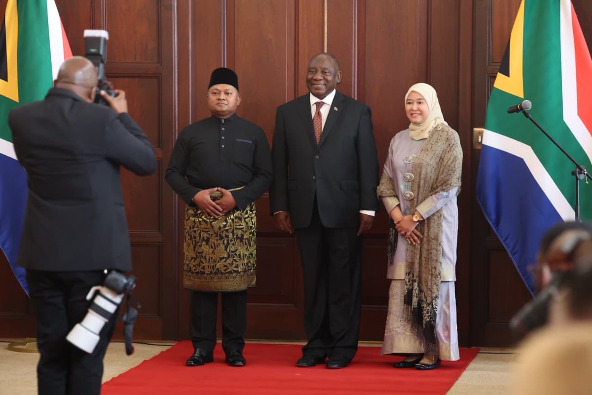 PresidencyZA's tweet photo. 🇿🇦 His Excellency President @CyrilRamaphosa receives Letter of Credence from Head of Mission, HE Dato’ Yubazlan Bin Yusof of #Malaysia 🇲🇾. 

#LettersofCredence 
#BetterAfricaBetterWorld https://t.co/tybkq3Iupk