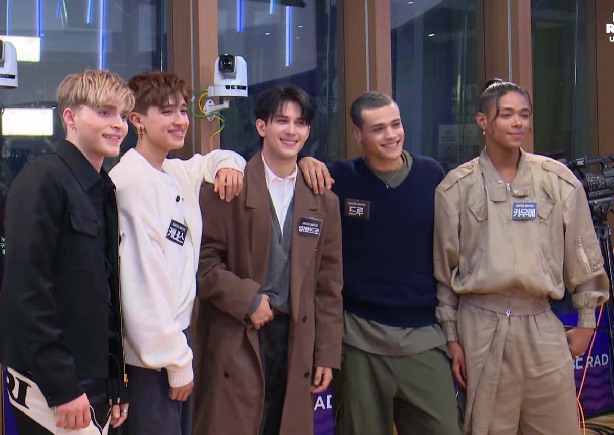 solalehqo's tweet photo. que tanta falta nos hacía un grupo de chicos tan talentosos y carismáticos que lleven nuestra cultura latina por el mundo, gracias chicos 😭😭💖 https://t.co/8D6uipXTzD