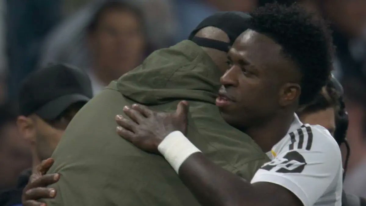 Hier soir, avant le début de la seconde période, Vini Jr est allé salué Vincent Kompany et l’a pris dans ses bras. Vini était impressionné par le long discours qu’a tenu le coach belge il y a quelques semaines, dans lequel il a défendu et exprimé sa solidarité envers le brésilien