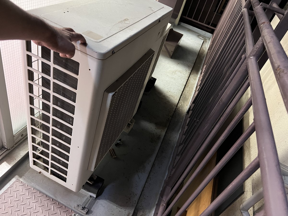 新しく借りた倉庫に年代物のエアコン3機とクソデカ室外機3機が残され 