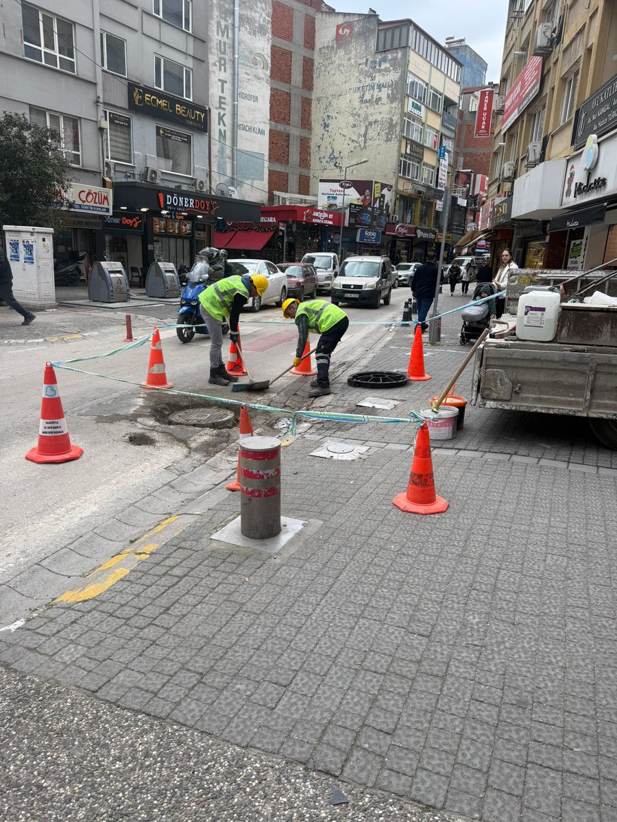 baskiimudurlugu's tweet photo. Mahallelerimizi güvenli kanalizasyon altyapısına kavuşturmak amacıyla, atık su yönetimi doğrultusunda çalışmalarımıza aralıksız devam ediyoruz. 👷🏼‍♂️🛠️

📍 Balıkesir

İl genelinde kanalizasyon şebekesi hattının sorunsuz ve güvenli şekilde çalışmasını sağlamak için logar kapaklarının değişim çalışmalarını sürdürüyoruz. 🩵🌱