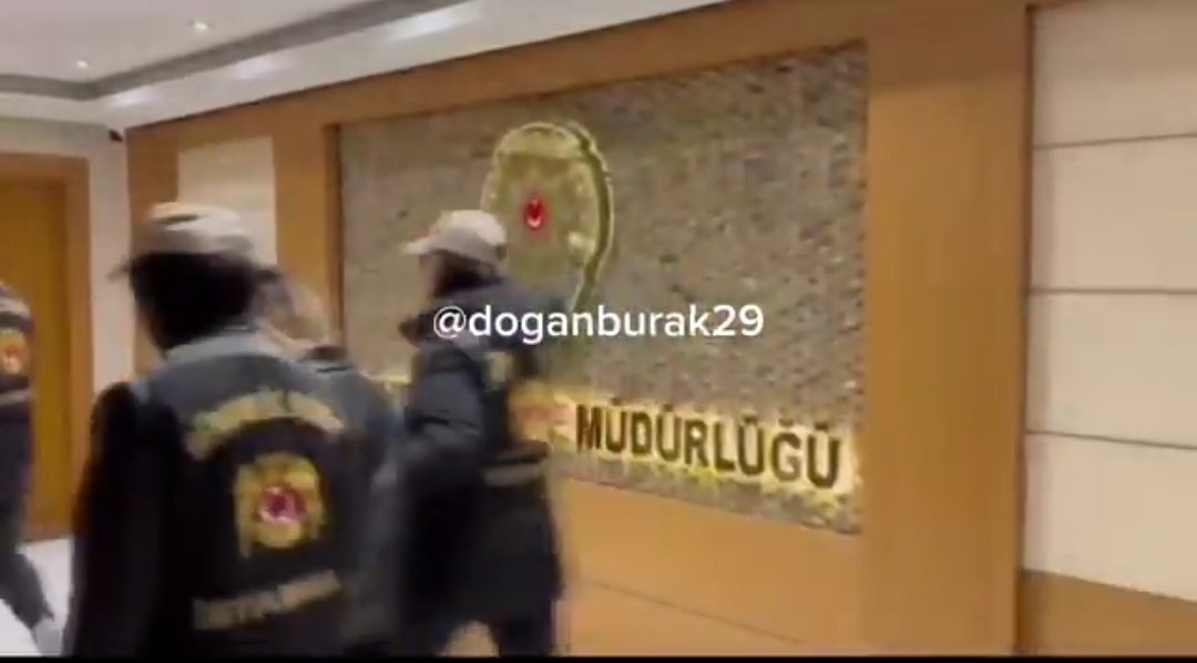 SON DAKİKA!
Polislerimizle dalga geçen şahıslar gözaltına alındı.

Omurgasız olmayacaksın devlet terbiye etmesini bilir

#SONDAKİKA #ateşkes #Survivor2026 #saldırı Nükleer #anlaşma "Motorine 7,80" "TAYFUN Blok-4" ibrahim Tatlıses Netanyahu Mossad