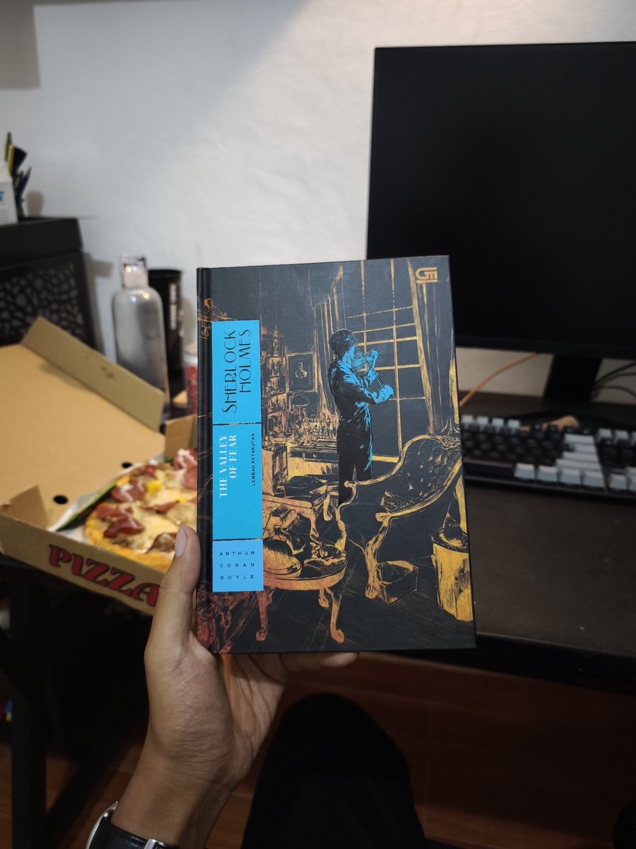 yllurb's tweet photo. sebenernya ga terlalu suka yg hardcover dan harganya jg lebih mahel. tp gpp buat novel yg terakhir sm buat kumpulan cerpen yg terakhir jg gpp https://t.co/pvveEHycbj