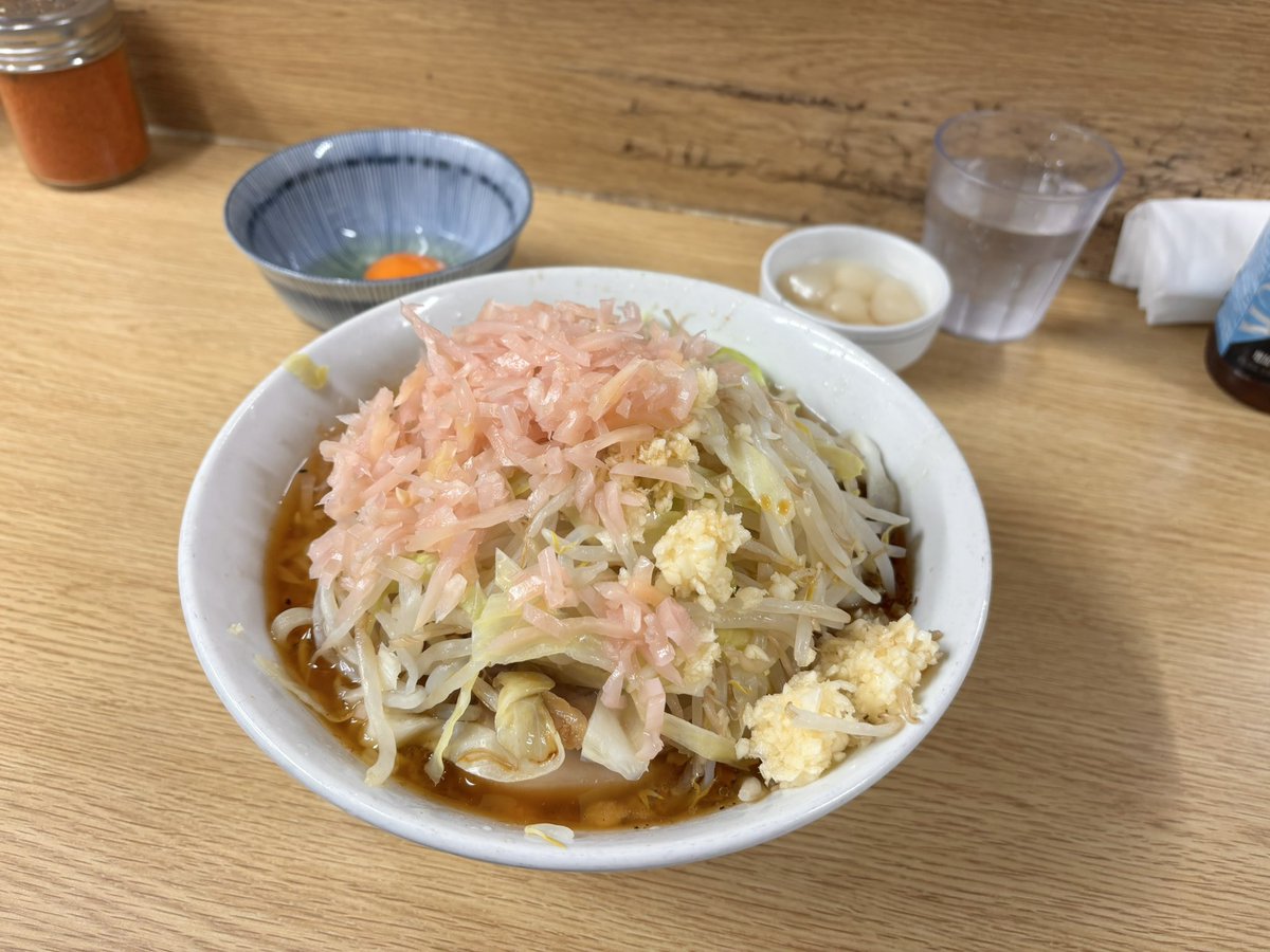 Sabakaidooo's tweet photo. ラーメン二郎 栃木街道店
小ラーメン TARO(甘いの) ﾆﾝﾆｸｶﾗﾒ
生玉子
岩下のピリ辛らっきょう
岩下の新生姜(千切り)

壬生ではまだまだお花見シーズン真っ只中。
新生姜最高です。 https://t.co/DG5Uunbjzf