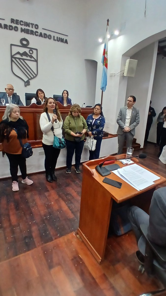En cuarto intermedio, el cuerpo de concejales escuchó a feriantes, quienes expusieron su situación laboral, enmarcado en el proyecto de eliminación de la exigencia del Carnet Sanitario Municipal, que pasó a comisión para su estudio.