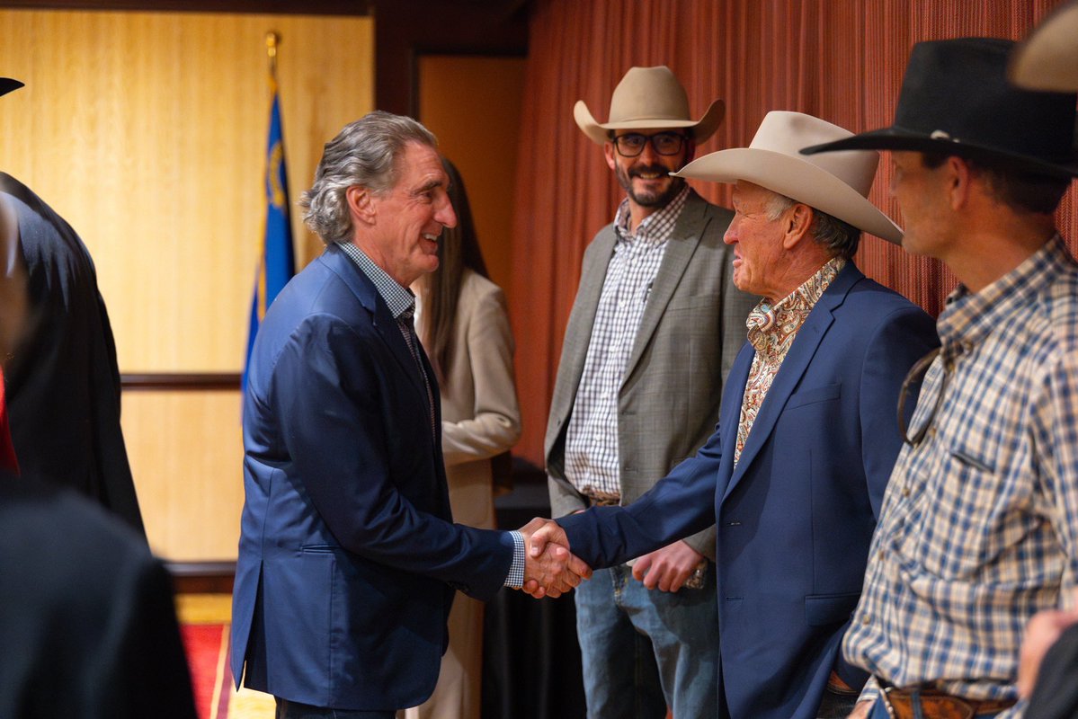SecretaryBurgum's tweet image. Lower costs for ranchers means lower costs at the grocery store.
 
Joined @JosephMLombardo to meet with the ranchers who feed our families and fuel rural economies. Under @POTUS, @Interior is cutting red tape and supporting producers to help ease costs for American families.