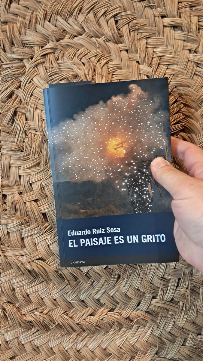 Alberto Olmos sujetando libros tweet media