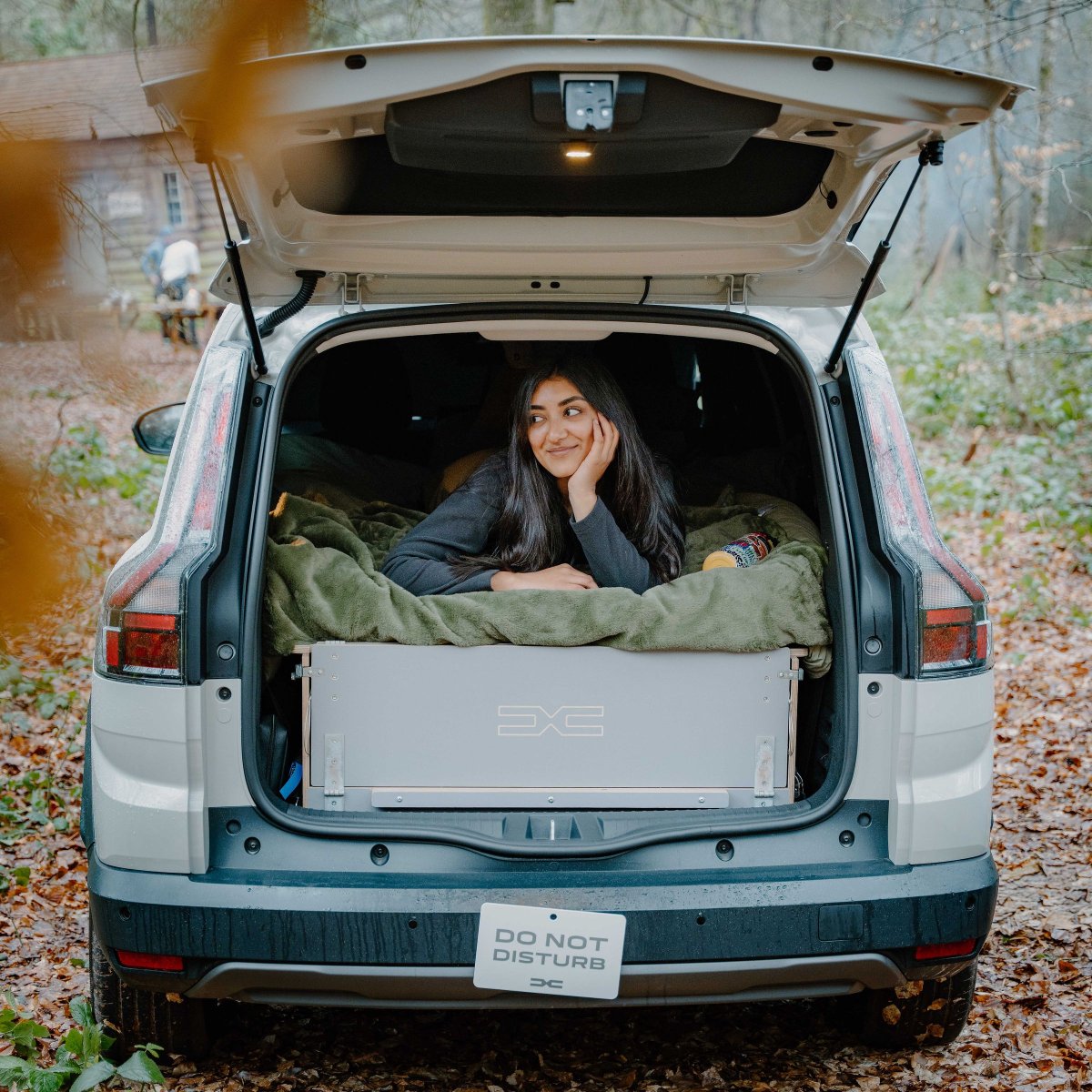 daciauk's tweet image. We spent a couple of evenings in the woods for Flame and Feast.

The fire was going and the food smelt incredible.

Dacia Bigster parked up and conversation flowed over foraged food around the campfire.

Flame and Feast – as good as it sounds.

#AdventureCommunity #DaciaBigster