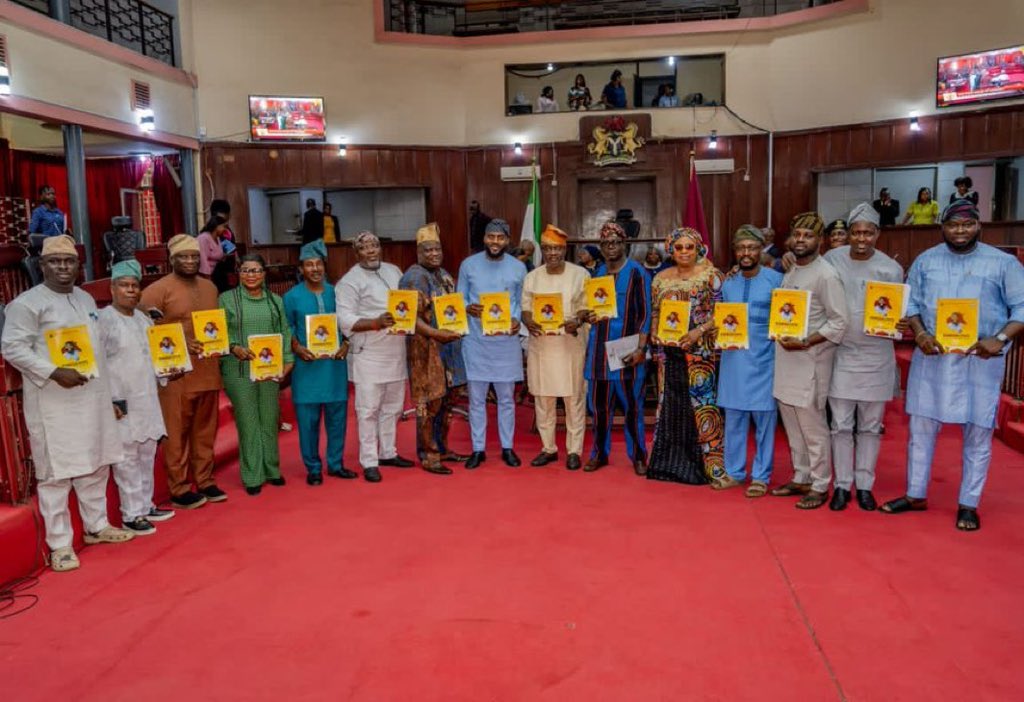 Hon_Jesugbemi's tweet photo. Just In: Oyo State House of Assembly members endorse Ogundoyin for governor, vow to deliver statewide support. 

Do you think this endorsement will shape the 2027 Oyo governorship race? 🤔 https://t.co/EeOlI3J2r0