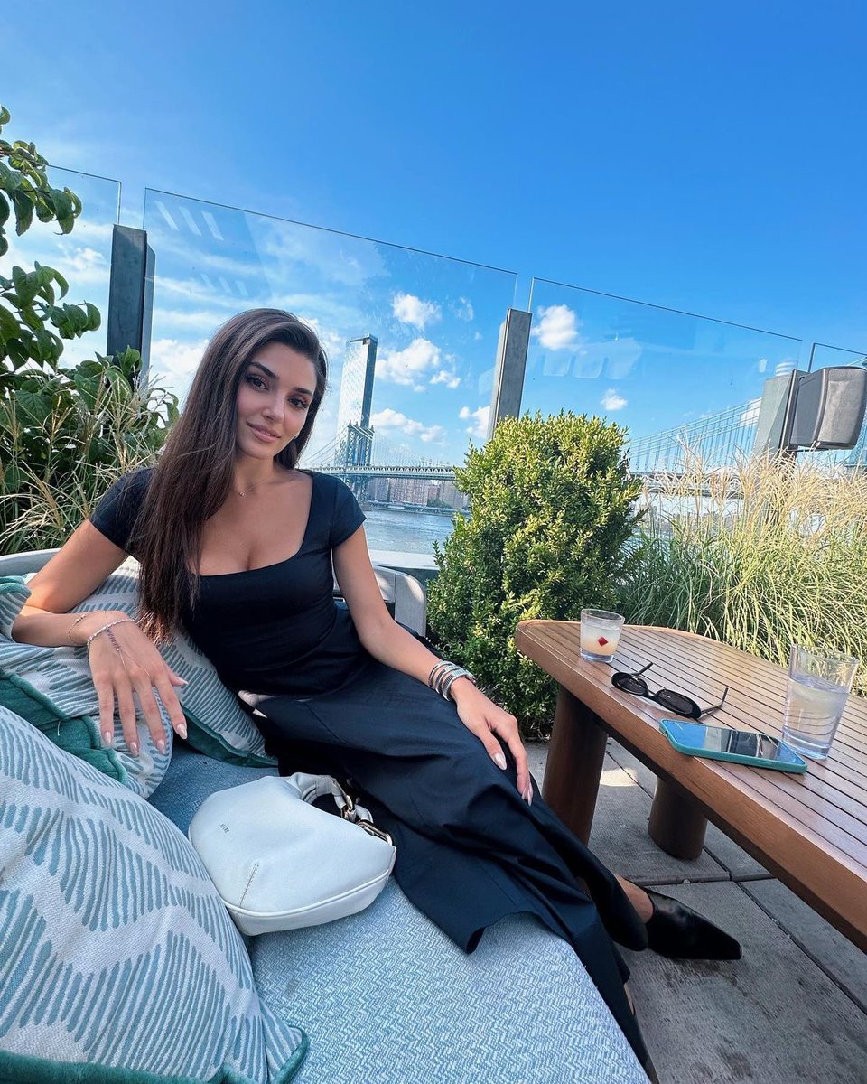handemiyypic's tweet image. Hande Erçel 🖤 #HandeErçel