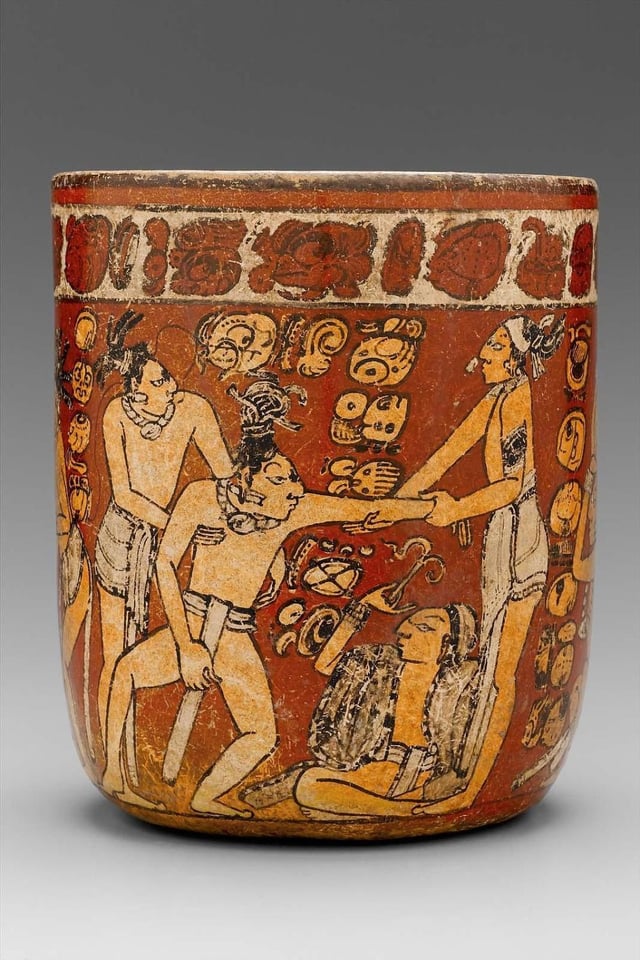 LeoLopezLujan's tweet photo. INTOXICACIÓN RITUAL
  Este bello VASO MAYA del Petén guatemalteco, usado para beber chocolate, muestra a diez individuos fumando tabaco e ingiriendo un fermentado posiblemente de miel o aguamiel. El personaje central, embriagado, difícilmente puede mantenerse en pie. MFA 2003.775 https://t.co/x7DfgeMZoE