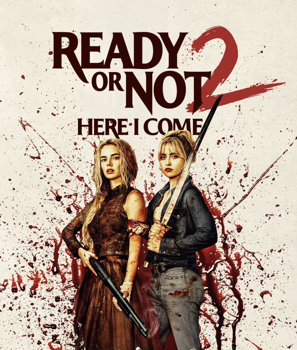 __stvnnn's tweet photo. Wedding Nightmare/Ready or Not 2 : c’est l’éclate et c’est totalement validé.

J’ai trouvé ça très honnêtement GÉNIAL. On était en droit de se demander à quoi ressemblerait cette suite tant le concept du premier était unique et efficace. Et franchement, ils ont trouvé de super bonnes idées.

On pousse le lore du culte encore plus loin, les riches sont encore plus cons, plus déconnectés et le personnage de Grace encore plus iconique. Ça coche vraiment toutes les cases du film d’horreur déjanté, sanglant et pas prise de tête tout en se moquant ouvertement d’une classe de gens détestables.

C’est vraiment encore plus ambitieux et poussé que le premier qui restait en surface dans le délire survival dans le château (et c’était trop bien) et ici on reprend les mêmes codes mais avec un dernier acte génial et des éléments inattendus, ça déchire.

Et cette fois on a encore plus de développement sur le personnage de Grace avec sa sœur, c’est simple mais ça marche très bien et ça la rend encore plus attachante en plus d’introduire un bon personnage secondaire. Le casting est super. La star Shawn Hatosy de The Pitt brille de mille feux, Samara Weaving est formidable et on s’ennuie pas une seule seconde.

Meilleur film du collectif Radio Silence pour moi.
