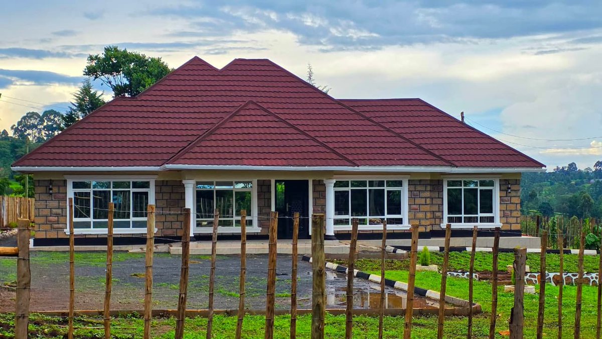 Redux0001's tweet photo. I bet Kenya has the best roofing design compared to other countries. Proportional to the house. https://t.co/emvKOHmob2