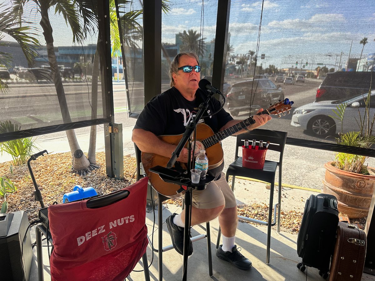 RickyTsBar's tweet photo. Midweek win: Kevin Toon at 5 pm, Matt Weis at 8 pm. Good music fixes everything. 🎶🍹

Menu: https://t.co/lb4ScfU5BL

#RickyTs #TreasureIsland #DrinkUpBitches #LiveMusic https://t.co/1Wy2Y0Y7df