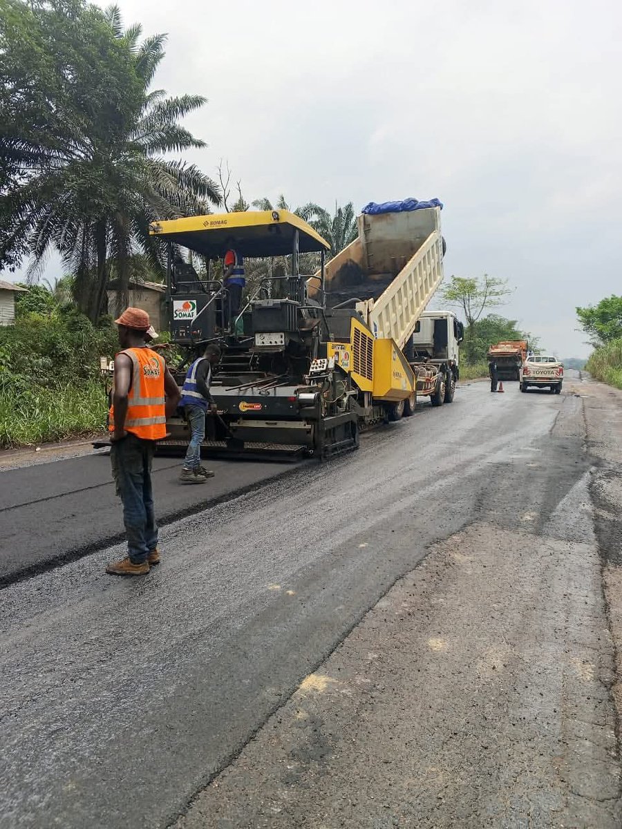 TheCameroonianZ's tweet image. Edéa-Kribi #Cameroon : 

Les travaux d’entretien améliorent la circulation en attendant la contractualisation pour la reconstruction de l’axe.