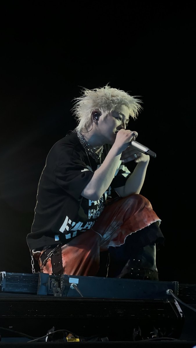 yuu262315's tweet photo. 这是一个越南人歌手的音乐会。他刚25岁，表演总共有23首歌，是他自己唱没有对口型。对我们越南人来说他在这个年龄可以做到那么大，那么专业的音乐会是一件很非凡的事情。他还用自己的钱而没有赞助商在背后。一个音乐会，1万多人，他是一个非常杰出的越南歌手。
他是RHYDER，他是我们的阮光英！#RHYDER https://t.co/4dqU9lqcTw