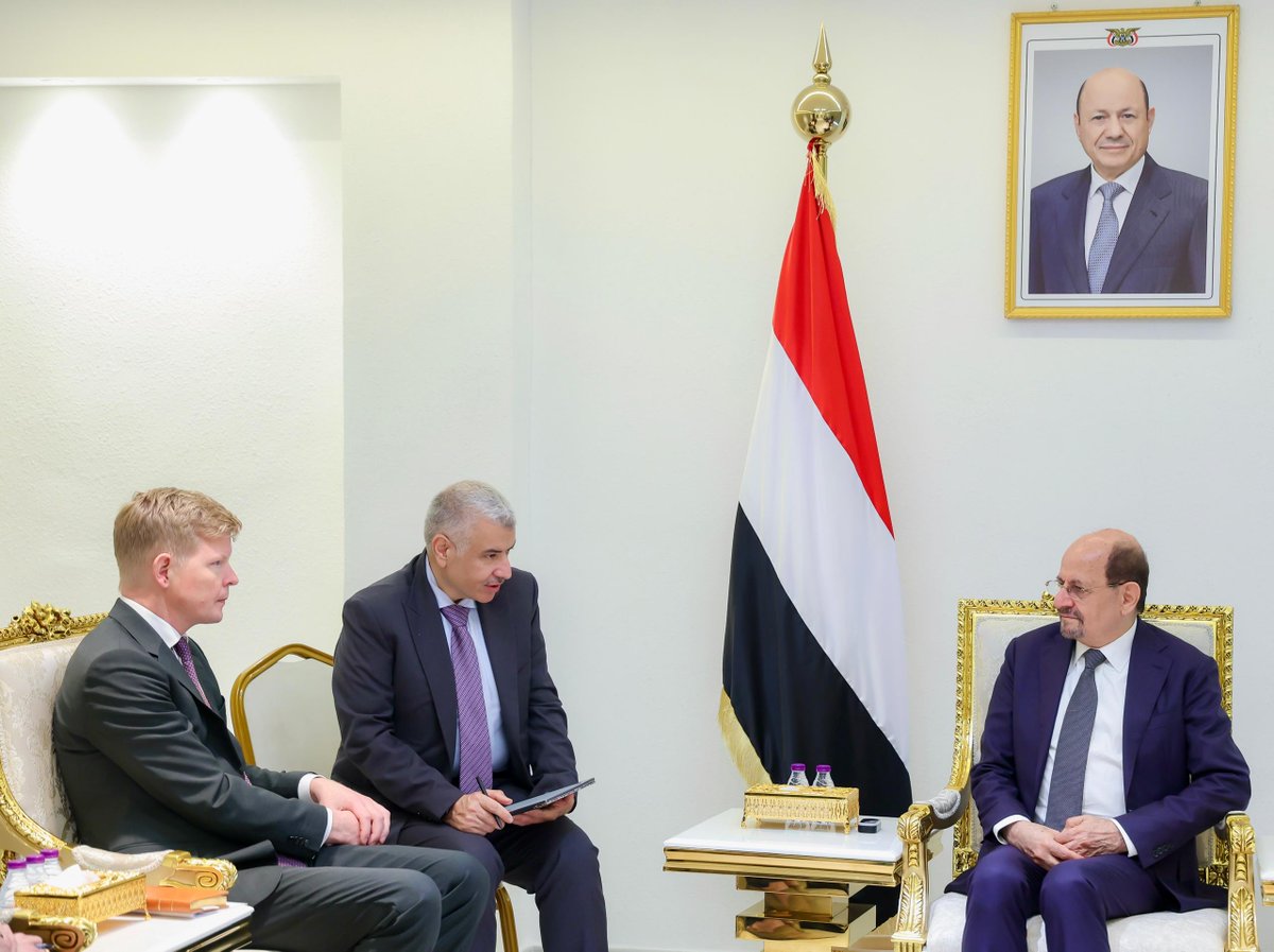 Yemen_PM's tweet image. Prime Minister and Minister of Foreign Affairs and Expatriates Dr. Shaya Mohsin Zindani @Shaya_Zindani  received today in the interim capital #Aden the #UN Secretary General’s Special Envoy to #Yemen @OSE_Yemen , Hans Grundberg, where the two sides discussed the latest