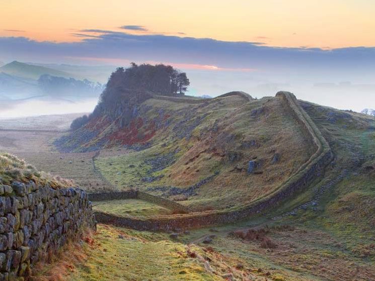 archeohistories's tweet image. Was Hadrian's Wall ever attacked? Yes.

During the reign of Roman emperor Commodus in 180 AD, some five or six decades after Hadrian's Wall was built, the "barbarians" of the north broke through and struck at the Romans south of the Wall. Cassius Dio records:

"... the greatest