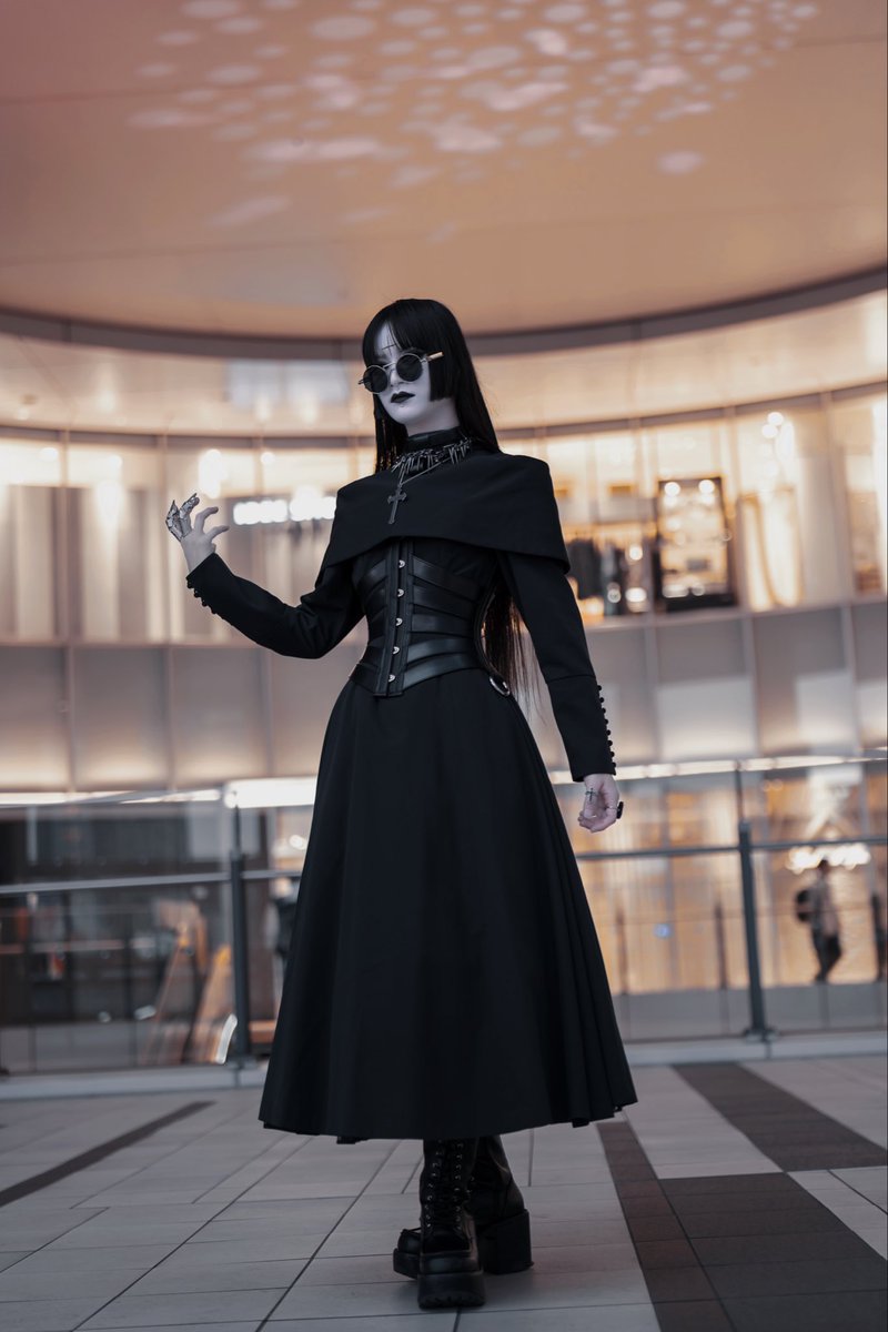 alonza_schwarz's tweet image. ゴスロリマーケット2日目は寝坊して行けなかったのですが、顔面傷だらけで額に十字架を刻んで友達とご飯食べてました✝️

今までは額の✝️が見えないように前髪で隠していました。

op:@atelierboz 
corset:@K_victoria_19 

 #gothicstyle  #Gothic  #goth  #ゴスロリ  #ロリィタ