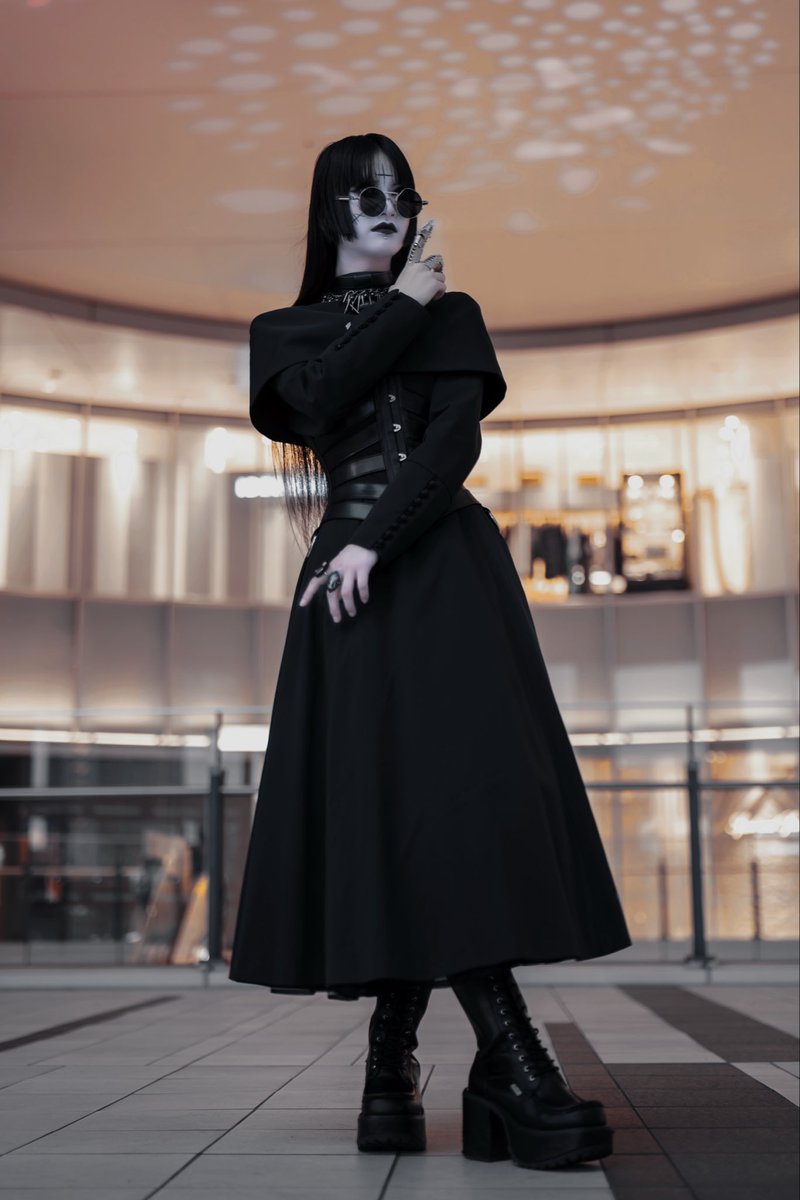 alonza_schwarz's tweet image. ゴスロリマーケット2日目は寝坊して行けなかったのですが、顔面傷だらけで額に十字架を刻んで友達とご飯食べてました✝️

今までは額の✝️が見えないように前髪で隠していました。

op:@atelierboz 
corset:@K_victoria_19 

 #gothicstyle  #Gothic  #goth  #ゴスロリ  #ロリィタ