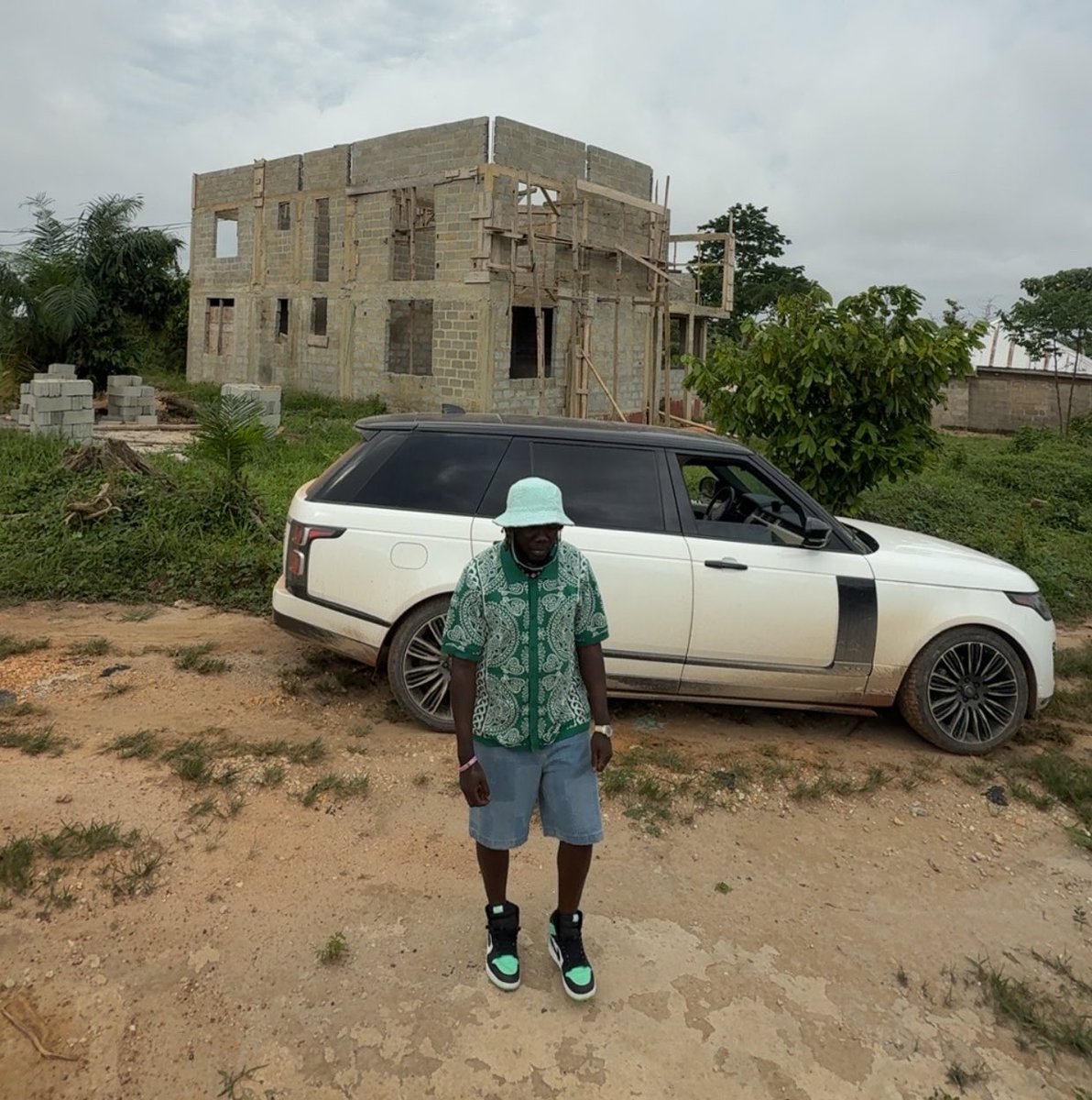 Showbezzy tweet media