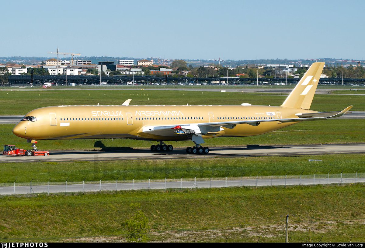 JetPhotos's tweet image. Starlux is out with a new special livery on its fourth A350-1000, this time opting for an eye-catching gold scheme. jetphotos.com/photo/12048629 © Lowie Van Gorp