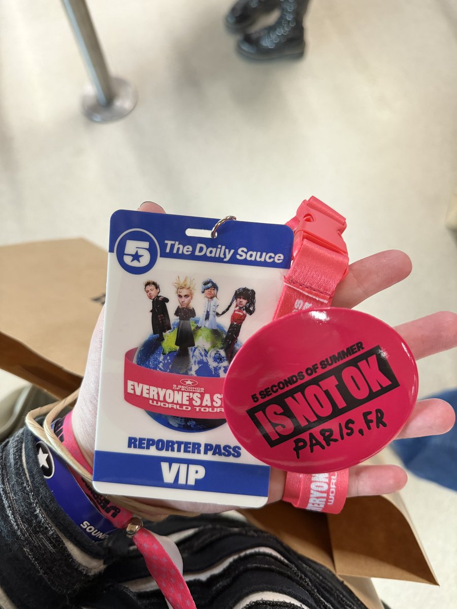 columbiadropout's tweet image. paris⭐️🚨

#ParisIsAStar #EASParis #EASTour #5SOS