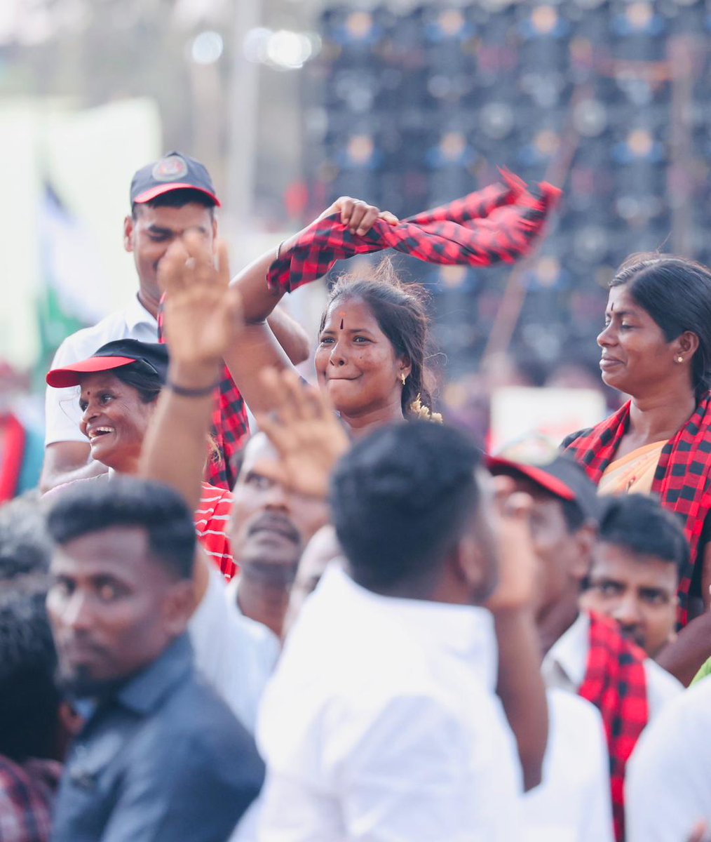 mkstalin's tweet photo. அன்று முதல் இன்று வரை - திருவண்ணாமலை எப்போதுமே தி.மு.க. மலை!

🌄 ஆன்மீகத்தலமான திருவண்ணாமலையில் நின்று திருக்கோயில்களுக்கு நாம் செய்த சாதனைகளையும், மீட்ட கோயில் சொத்துகளையும் புள்ளிவிவரத்தோடு சொல்லியிருக்கிறேன். அதனால்தான் கோயில் நகரமெல்லாம் கழகக் கோட்டையாகத் திகழ்கின்றது.

"தி.மு.க.வின் சாதனைப் பட்டியல் பெரியதா? பழனிசாமியின் துரோகப் பட்டியல் பெரியதா?" என சாலமன் பாப்பையா தலைமையில் பட்டிமன்றமே வைக்கலாம் எனும் அளவுக்குத் தமிழ்நாட்டின் உரிமைகளை டெல்லியின் காலடியில் அடகு வைத்தவர் பழனிசாமி.

⚠️ தங்கள் அடிமை ஆட்சியை மீண்டும் கொண்டுவரத் தேர்தல் ஆணையத்தைப் பயன்படுத்தி, காட்டு தர்பாரைக் கட்டவிழ்த்துள்ளார்கள் பா.ஜ.க. பாதுஷாக்கள்.

🌄 இதைவிடப் பெரிய நெருக்கடிகளையும் அடக்குமுறைகளையும் எதிர்கொண்டுதான் 2021-இல் கழகம் வென்றது, விடியலைத் தந்தது.

🌄 அதிகாரிகளை மாற்றினால் மக்களின் முடிவு எப்படி மாறும்? தமிழுக்கும் தமிழர்க்கும் எதிரான டெல்லி அணி எத்தனை குட்டிக்கரணம் அடித்தாலும், மே-4 #DravidianModel 2.0 அமைவதைத் தடுக்கவே முடியாது!

#ThiruvannamalaiWithDMK #வெல்வோம்_ஒன்றாக #VoteForDMK