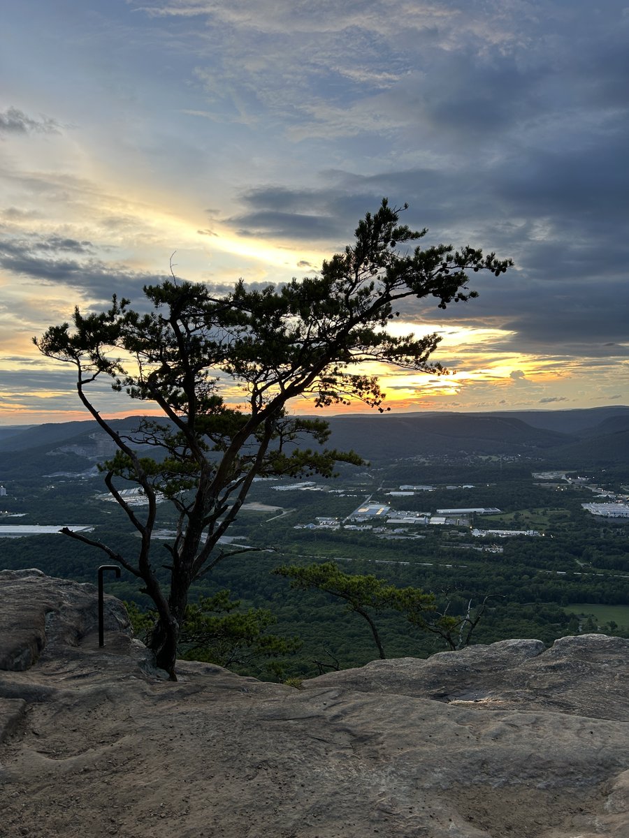 safobin's tweet photo. Check this out: Lookout mountain, Chattanooga Tennessee. A wonderful view and sunset when you go off-the-beaten-path. Book your flight, hotel and rental car @travalacom to get there! https://t.co/yuSGajgVSJ