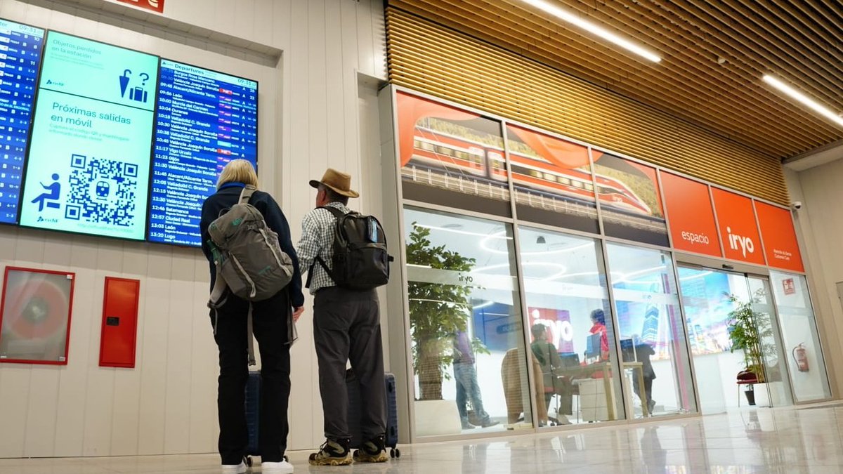 Adif_es's tweet photo. ℹ️ 🆕📍 Desde este miércoles 8 de abril, los locales de atención al cliente y venta de billetes de @iryo_eu y @Renfe en #Chamartín se trasladan a su ubicación definitiva, en el interior del nuevo vestíbulo.

🔛 Este cambio nos permite seguir avanzando en las obras de la plaza de acceso a la estación.