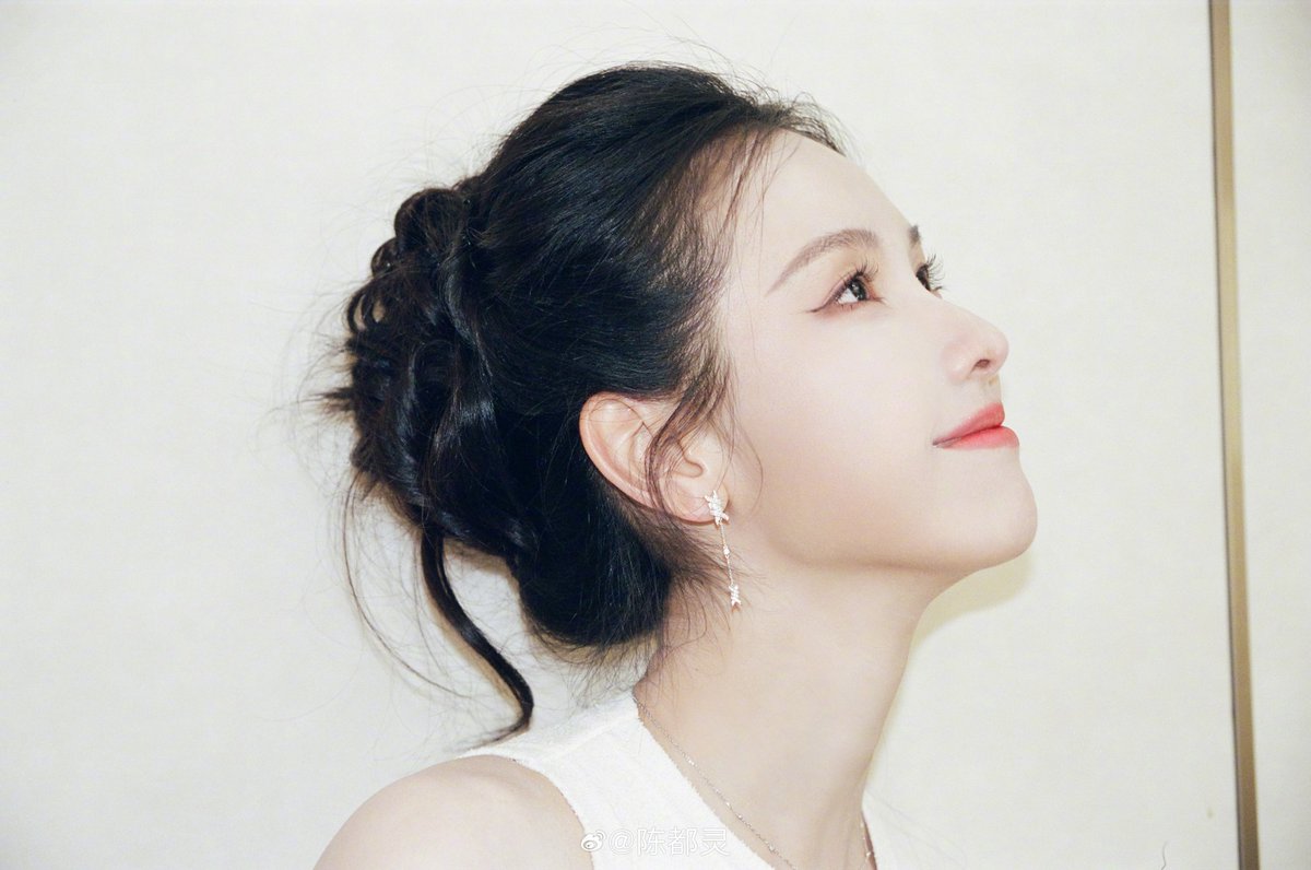 พี่สาวจิ้งจอกแวะมาลงรูปอีกหนึ่งรอบ จ๋วยมั่ก ๆ เลยพี่จ๋าว 🦊🩵✨️

🔔✨️ weibo update • 260408
#เฉินตูหลิง #ChenDuling 
#บันทึกเกล็ดจันทร์ #VeilOfShadows