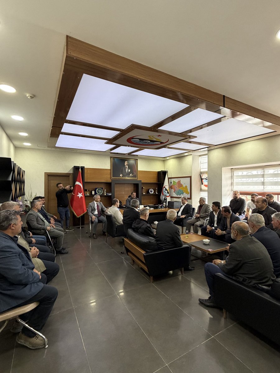 hikmetderyalar1's tweet photo. Bugün İlçe Başkanımız Sn. Salih Karataş, yönetim kurulu üyelerimiz ve köy muhtarlarımız ile birlikte İl Özel İdaresi Genel Sekreterimiz Sn. Hıfzullah Canpolat ve Genel Sekreter Yardımcımız Sn. Lokman Polat’ı ziyaret ettik.

Ziyaretimizde köylerimizin ihtiyaçları üzerine istişarelerde bulunarak hizmet odaklı değerlendirmeler yaptık. İlçemize verdikleri desteklerden dolayı Genel Sekreterimiz Sn. Hıfzullah Canpolat’a, Genel Sekreter Yardımcımız Sn. Lokman Polat’a ve tüm Siirt İl Özel İdaresi ekiplerimize teşekkür ediyoruz.