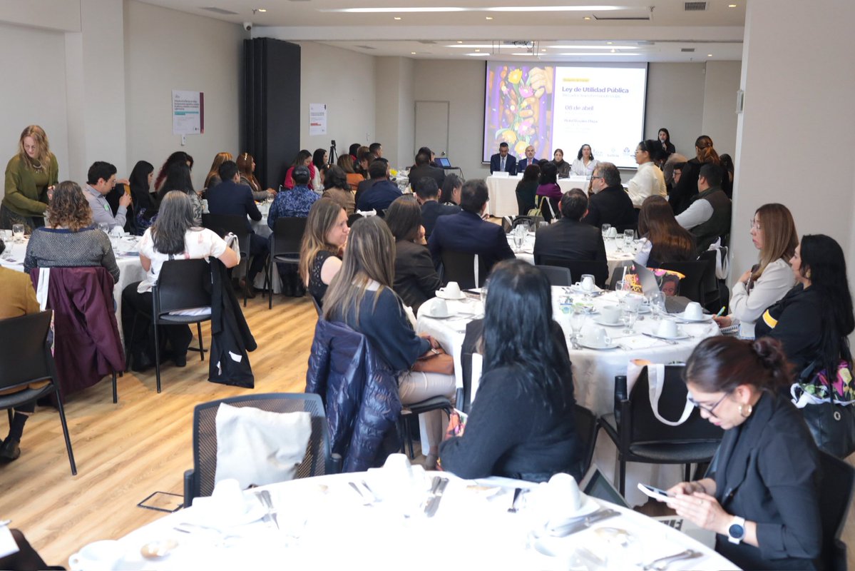 MinjusticiaCo's tweet image. Tres años demostrando que otra justicia sí es posible.

La #LeyDeUtilidadPública ha abierto caminos de oportunidad para mujeres cabeza de familia, quienes hoy transforman sus vidas a través del servicio de utilidad pública.

El ministro Jorge Iván Cuervo (@cuervoji), junto al