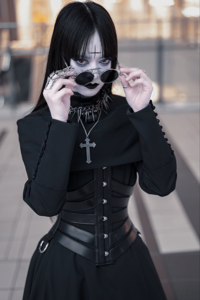 alonza_schwarz's tweet image. さぁ！主の復活を祝いましょう！
不敬者の十字架をら刻んで。
卵？いいえ肉を食らうべし。

 #gothicstyle  #Gothic  #goth  #ゴスロリ  #修道女  #十字架