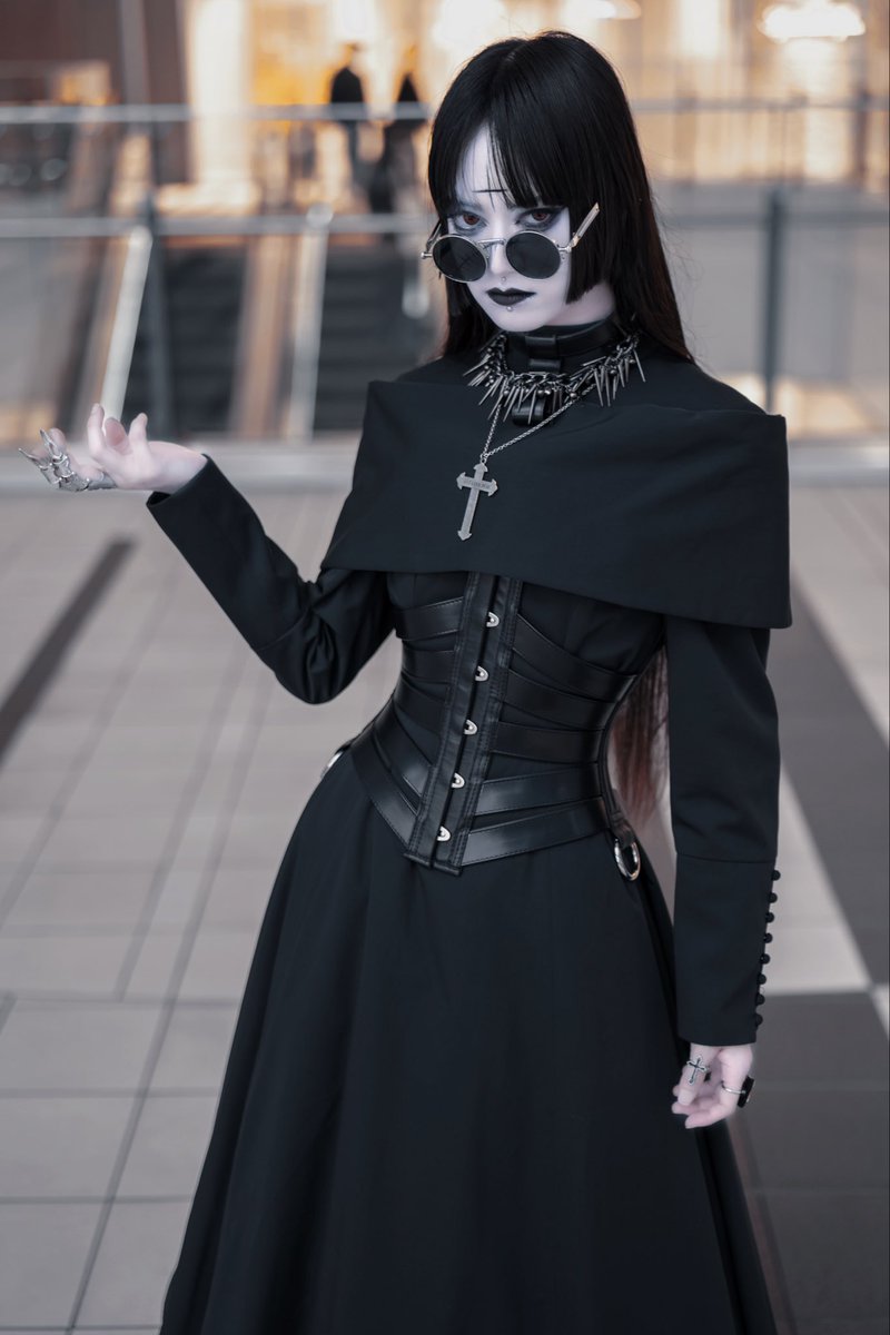 alonza_schwarz's tweet image. さぁ！主の復活を祝いましょう！
不敬者の十字架をら刻んで。
卵？いいえ肉を食らうべし。

 #gothicstyle  #Gothic  #goth  #ゴスロリ  #修道女  #十字架