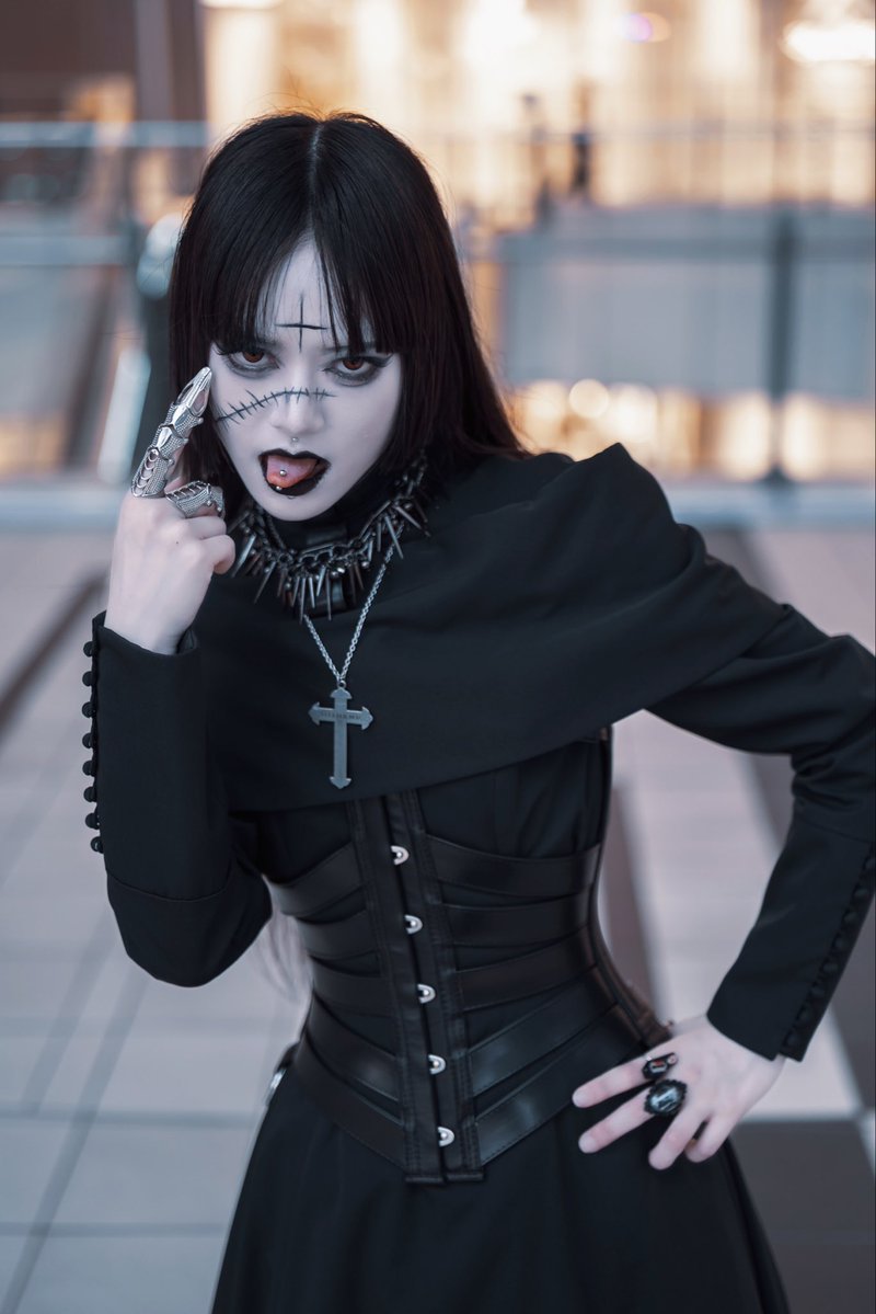 alonza_schwarz's tweet image. さぁ！主の復活を祝いましょう！
不敬者の十字架をら刻んで。
卵？いいえ肉を食らうべし。

 #gothicstyle  #Gothic  #goth  #ゴスロリ  #修道女  #十字架