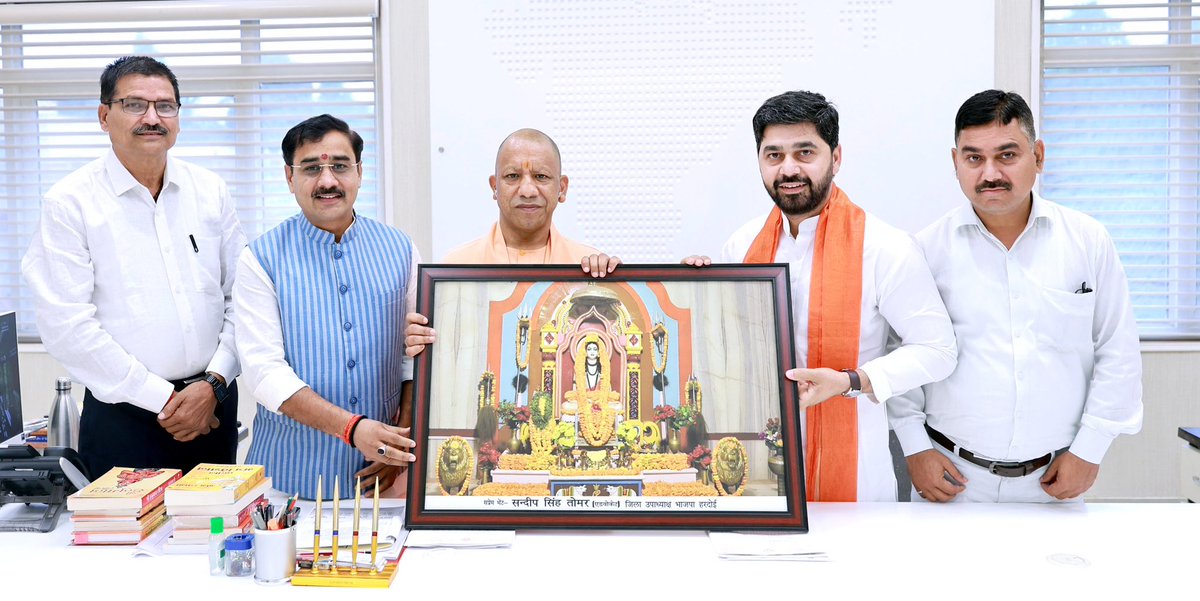 माननीय मुख्यमंत्री पूज्य <a href="/myogiadityanath/">Yogi Adityanath</a> जी से मुलाक़ात कर आशीर्वाद प्राप्त किया