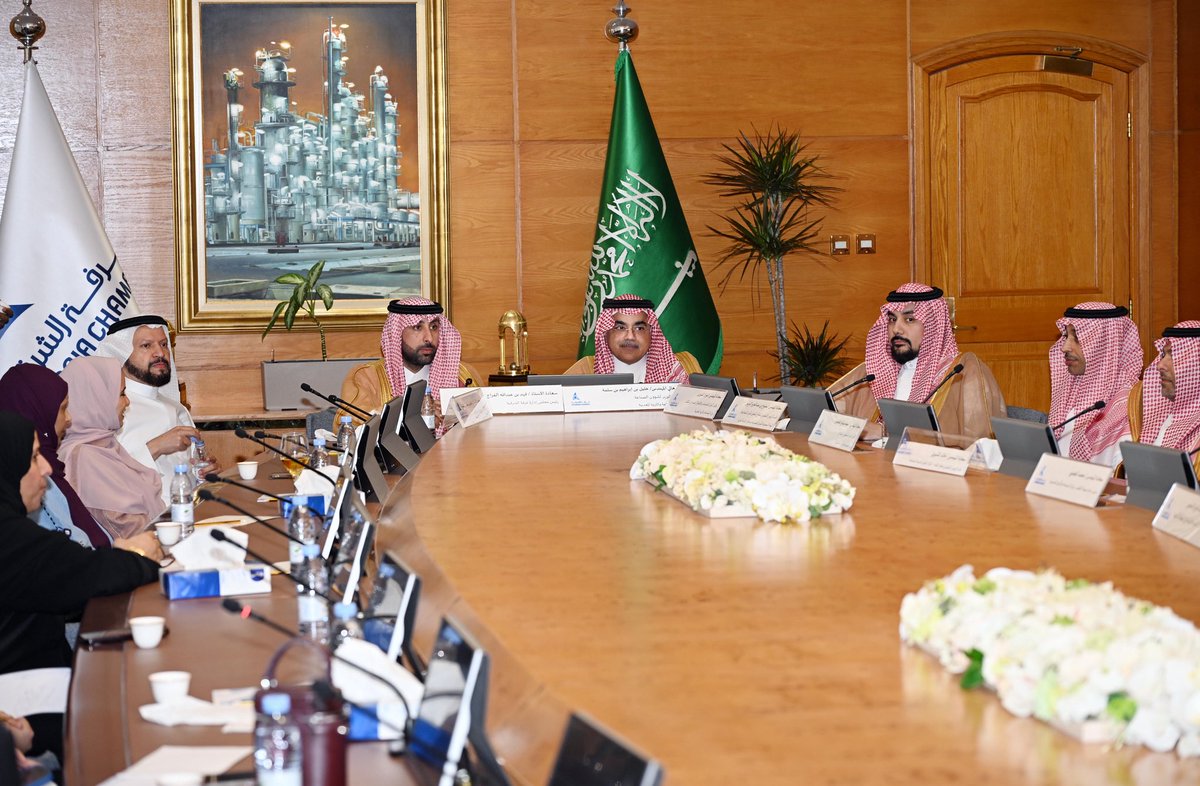 AsharqiaChamber's tweet photo. التقى نائب وزير الصناعة والثروة المعدنية لشؤون الصناعة معالي م.خليل بن إبراهيم بن سلمة اليوم بحضور رئيس غرفة الشرقية فهد بن عبدالله الفراج عدد من المستثمرات في القطاع الصناعي بالمنطقة https://t.co/8AkLISzUFy