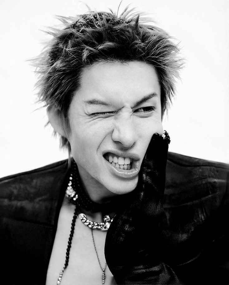 macaronhee's tweet photo. his signature pose https://t.co/tL7MqiFiZJ