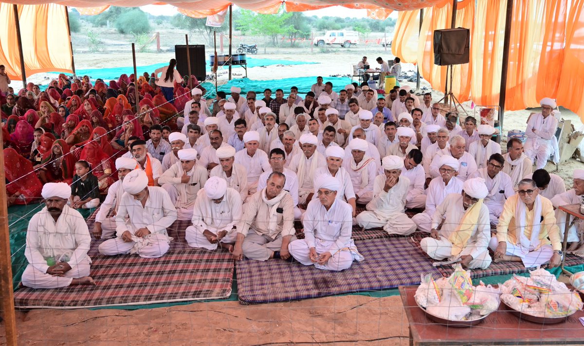 परम पूज्य गुरुदेव भगवान के पावन मुखारविन्द से चल रही श्री राम कथा में शामिल होकर धन्यता का आनन्दानुभव कर रहा हूँ।
कथा स्थल- श्री बालाजी मन्दिर, PHED राड़िया बैरा, त.- लोहावट, जिला- फलौदी (राज.)