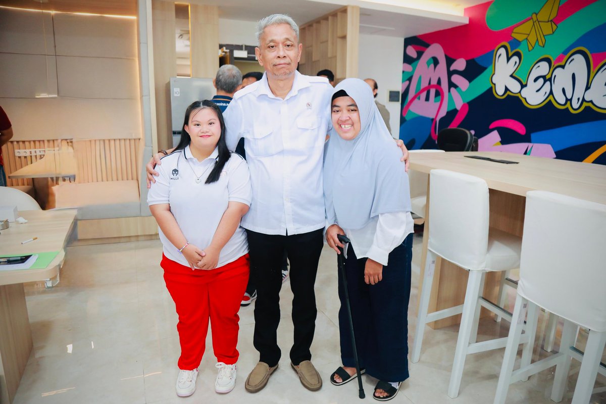 KemensosRI's tweet photo. Wamensos Agus Jabo menyatakan kesiapan Kementerian Sosial untuk berkolaborasi dengan Special Olympics Indonesia (SOIna) dalam pemberdayaan atlet penyandang disabilitas intelektual. Hal ini menegaskan bahwa penyandang disabilitas menjadi fokus utama dalam pelayanan sosial Kemensos https://t.co/LLTlu1vebS