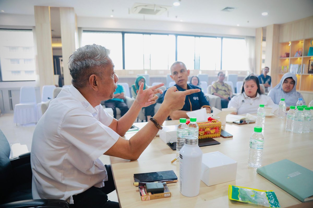 KemensosRI's tweet photo. Wamensos Agus Jabo menyatakan kesiapan Kementerian Sosial untuk berkolaborasi dengan Special Olympics Indonesia (SOIna) dalam pemberdayaan atlet penyandang disabilitas intelektual. Hal ini menegaskan bahwa penyandang disabilitas menjadi fokus utama dalam pelayanan sosial Kemensos https://t.co/LLTlu1vebS