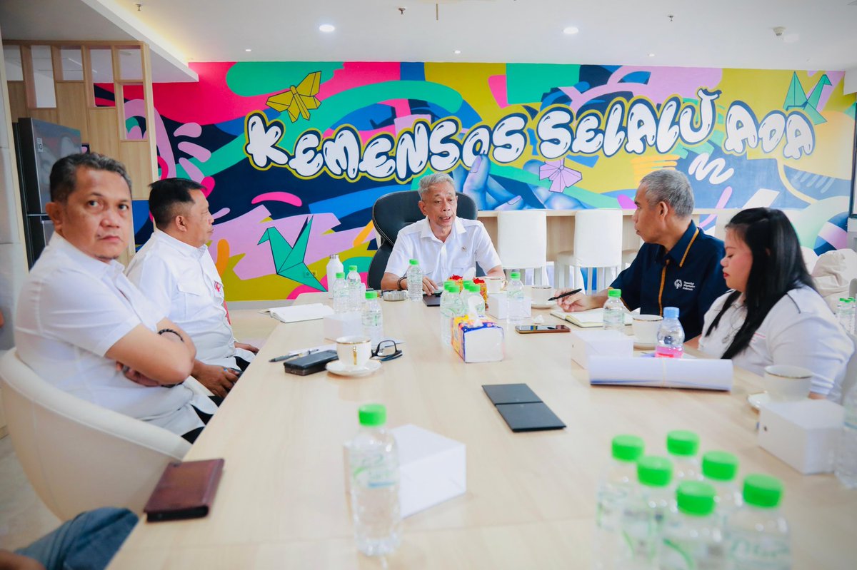 KemensosRI's tweet photo. Wamensos Agus Jabo menyatakan kesiapan Kementerian Sosial untuk berkolaborasi dengan Special Olympics Indonesia (SOIna) dalam pemberdayaan atlet penyandang disabilitas intelektual. Hal ini menegaskan bahwa penyandang disabilitas menjadi fokus utama dalam pelayanan sosial Kemensos https://t.co/LLTlu1vebS