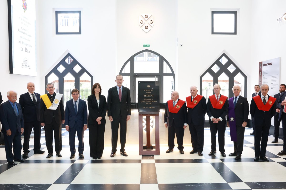 CasaReal's tweet photo. El Rey ha presidido la inauguración del nuevo Campus Universitario del Instituto de Estudios Bursátiles (IEB), que cuenta con un aforo para más de 1.300 personas y se extiende sobre 10.000 metros cuadrados en el distrito de Moncloa (Madrid), y ha entregado las Becas de Honor a los nueve alumnos más destacados.

➡️https://t.co/j2oI7hQqQI