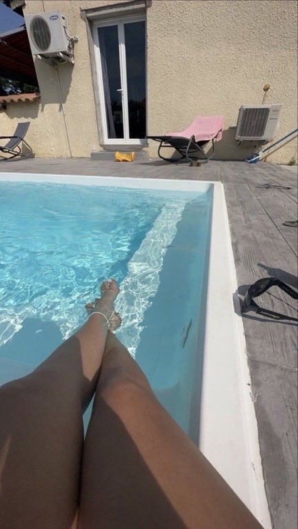 Missleaa262v's tweet photo. vous être ou mes grosse chienne 😈 a merde venez payer pendant que reine lyna profite dans sa piscine #pied #soumise #moneyslaves https://t.co/32BGA6pe9d