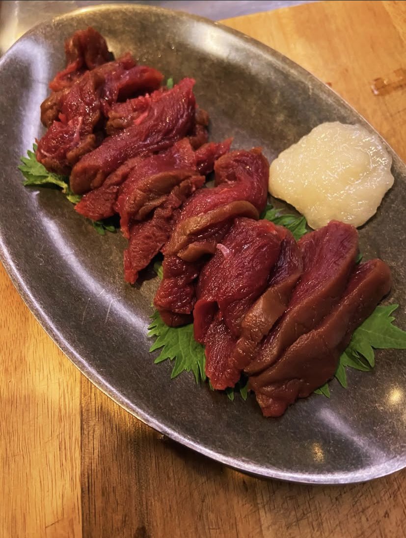 馬刺し燻してます！
昨日もご用意してたんですがありがたい事に大好評で速攻無くなり今日も燻してます💭

最近やたら創作意欲が湧いてきて日々色々燻してます🤗

今日も新しいメニューありますのでどうぞ宜しくお願いします✨️
今晩も22:30まで営業しております
#けむりセカイ