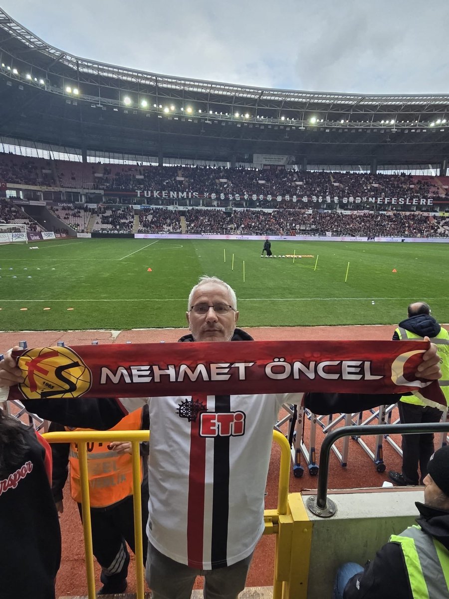 seref_oncel's tweet photo. Tükenmiş nefeslere 🖤❤️
@Eskisehirspor https://t.co/sVy3PifjX9