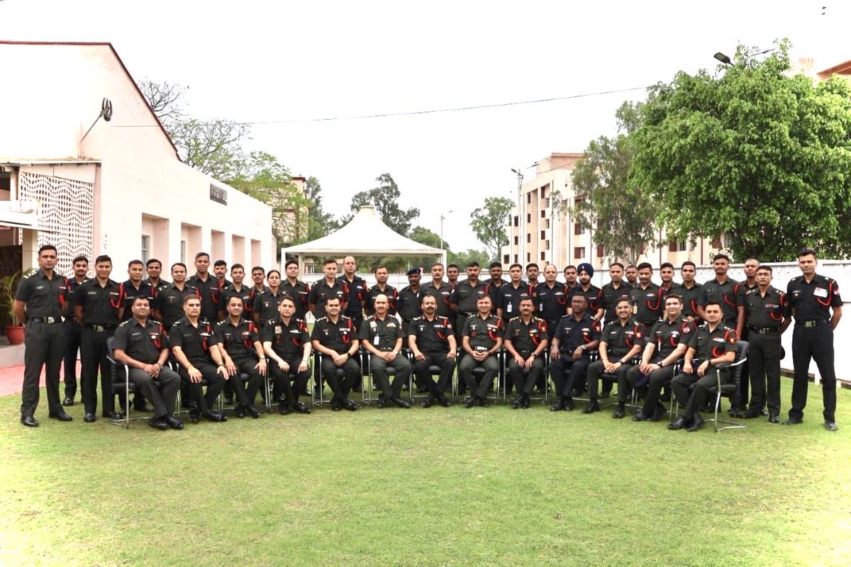 VajraCorps_IA's tweet image. शस्त्र से शक्ति
All Ranks of #VajraCorps convey warm greetings to All Ranks, Veterans, Civilian Staff &amp;amp; Families of #AOC on their 251st #RaisingDay.

Silent enablers. Sustaining strength. Powering the frontlines.
#VajraCorps salutes your unwavering service.

#VajraCorps के समस्त