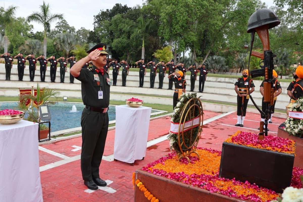 VajraCorps_IA's tweet image. शस्त्र से शक्ति
All Ranks of #VajraCorps convey warm greetings to All Ranks, Veterans, Civilian Staff &amp;amp; Families of #AOC on their 251st #RaisingDay.

Silent enablers. Sustaining strength. Powering the frontlines.
#VajraCorps salutes your unwavering service.

#VajraCorps के समस्त